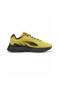 Baskets de sport jaunes et noires avec une tige en mesh et synthétique, une semelle noire épaisse et un logo noir sur le côté, vues de l'extérieur.