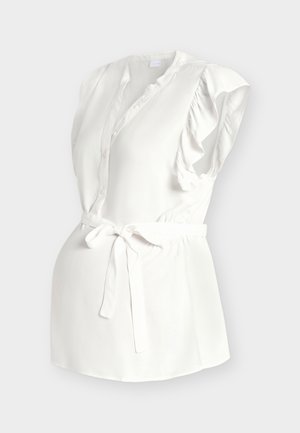 Mouwloze witte blouse met geplooide armsgaten, knoopsluiting aan de voorkant en een stoffen riem gestrikt in de taille.