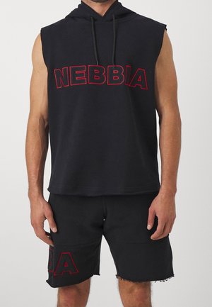 Felpa nera senza maniche con testo rosso "NEBBIA" sul petto e pantaloncini neri abbinati con testo rosso "BA" sulla gamba sinistra indossati da una persona in piedi.