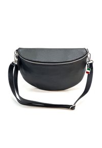 Zwarte leren schoudertas met een halve maan vorm, ritsluiting en verstelbare schouderband. Voorzien van een klein accent in de vorm van de Italiaanse vlag.
