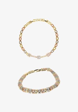 Dos pulseras de cadena de oro tricolor, una con eslabones rectangulares y detalles de diamantes, y la otra con eslabones ovalados texturizados y un cierre.