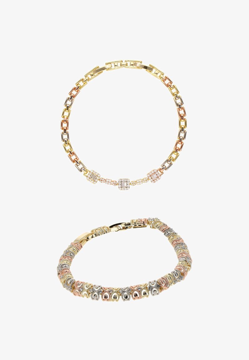 Twee driekleurige gouden armbanden met schakels, de ene met rechthoekige schakels en diamanten accenten, de andere met getextureerde ovale schakels en een sluiting.
