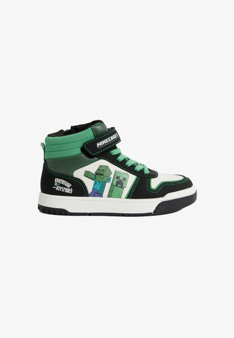 Kotníkové tenisky s zeleným a černým syntetickým materiálem, bílými akcenty, černou podrážkou a grafickým designem inspirovaným Minecraftem.