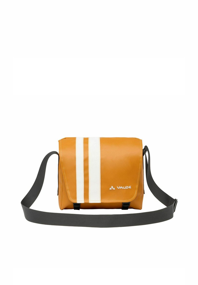 Borsa a tracolla arancione realizzata in materiale impermeabile, con due strisce bianche, chiusura a pattina e tracolla grigia regolabile.