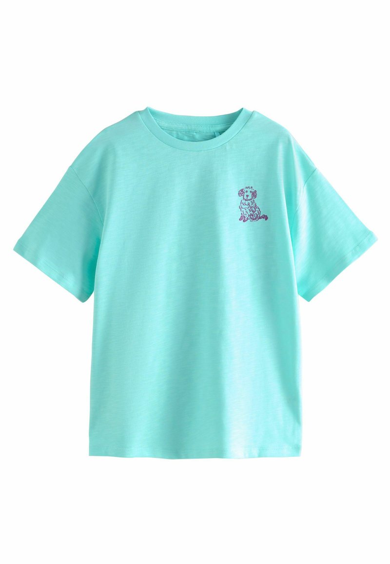 Camiseta de algodón verde menta con mangas cortas y un corte relajado. Presenta un diseño bordado de un perro morado en el lado izquierdo del pecho.
