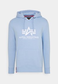Felpa leggera blu chiaro realizzata in tessuto morbido, con tasca frontale, cappuccio con coulisse e logo grafico bianco con strisce sul petto.