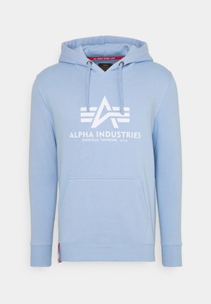 Svetlomodrá mikina z mäkkého materiálu, ktorá má predné vrecko, kapucňu so šnúrkami a biely grafický logotyp so pruhmi cez hruď.