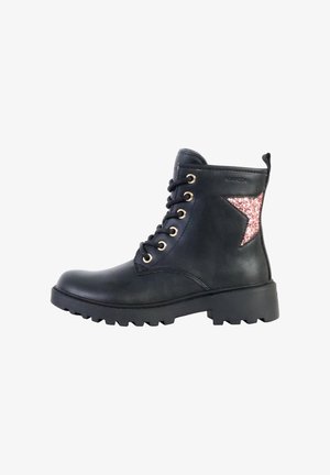 Bottine en cuir noir avec laçage à œillets dorés, semelle en caoutchouc texturée et étoile pailletée rose en accent sur le côté extérieur.