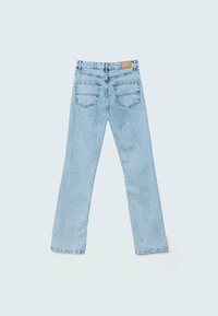 Pantalones vaqueros de mezclilla azul claro con diseño de pierna recta, cinco bolsillos y una etiqueta de cuero marrón en la cinturilla.