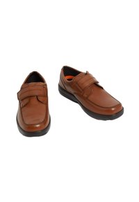 Scarpe di pelle marrone con una fascia in velcro, punta arrotondata e suole in gomma nera. La cucitura dettagliata lungo i bordi arricchisce il design.