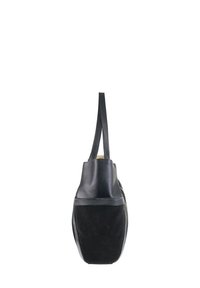 Borsa a tote nera realizzata in pelle testurizzata e suede, con due manici robusti, una forma struttura e un accento morbido alla base.