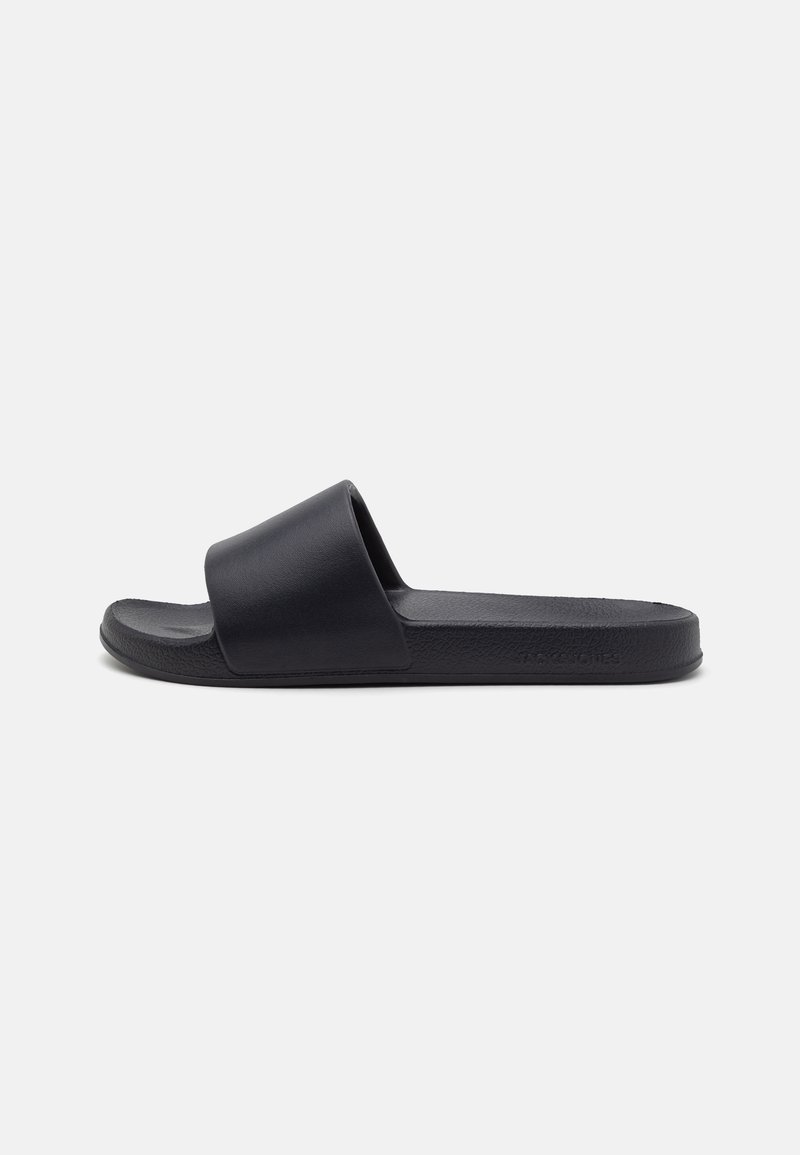 Schwarze Rutsch-Sandale mit einem breiten Riemen, aus glattem, weichem Material gefertigt. Strukturierte Fußbett für Halt und Komfort, flaches Außensohlen-Design.