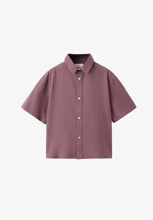 Košeľa s krátkym rukávom v prašnej ružovej farbe s klasickým golierom a bielymi gombíkmi vpredu.
