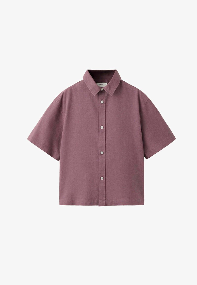 Chemise à manches courtes couleur rose poussiére avec un col classique et des boutons blancs sur le devant.