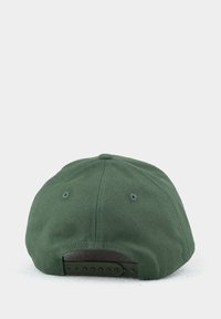 Grüne Baumwoll-Baseballmütze mit strukturierter Form, verstellbarem Riemen hinten und Belüftungsöffnungen oben.