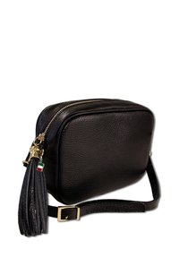 Zwarte leren schoudertas met een textuurafwerking, goudkleurige hardware, ritssluiting en een decoratieve kwastaccent.