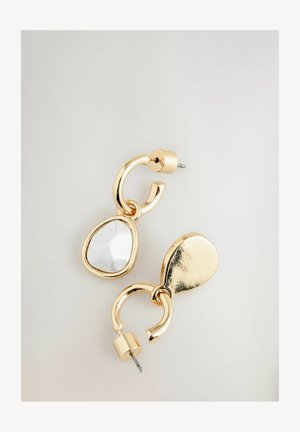 Ohrringe in Goldfarbe mit einer glänzenden, strukturierten Oberfläche. Besitzen ein geometrisches Design mit einem silberfarbigen Akzent und einem sicheren Steckverschluss.