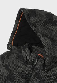 Doudoune à motifs noir et gris avec capuche, dotée d'une texture lisse, d'accents oranges et d'une fermeture éclair devant.
