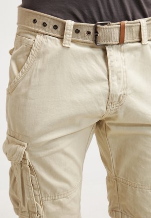 Beżowe szorty cargo z wieloma kieszeniami, wykonane z bawełny, z plecionym paskiem z brązowym skórzanym akcentem.