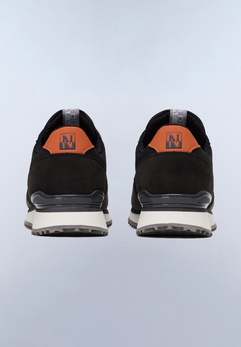 Scarpe nere in suede e mesh con accenti arancioni e un tallone grigio, dotate di una suola intermedia bianca e una suola grigia testurizzata.