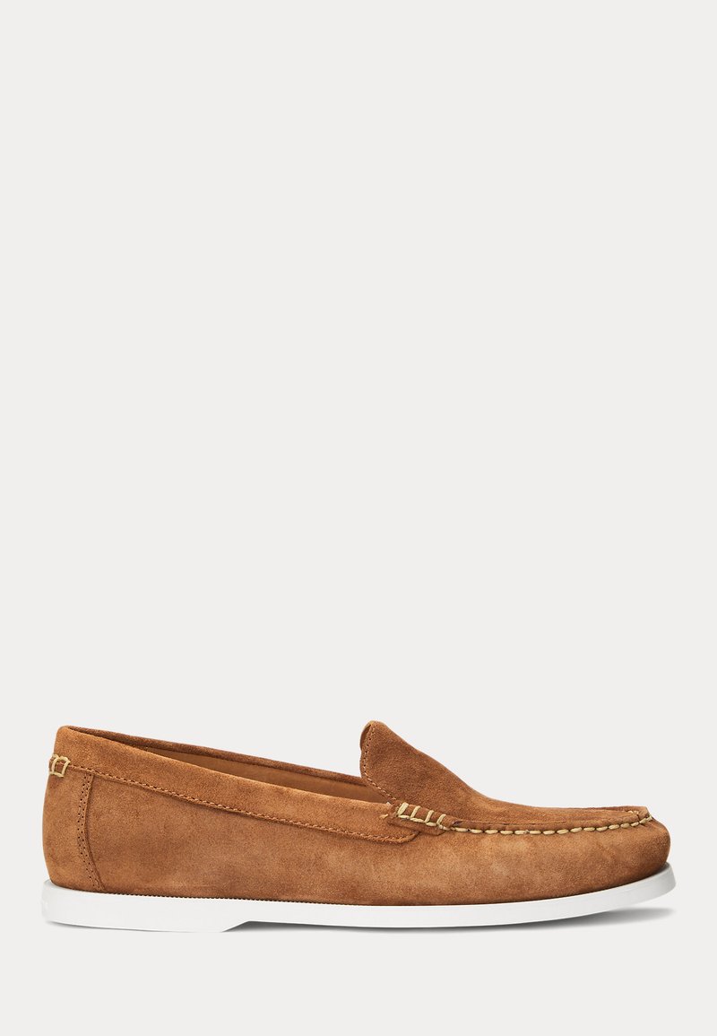 Mocassin décontracté pour homme en daim marron avec semelle blanche, coutures moc toe et talon bas, présenté en vue latérale sur fond uni.