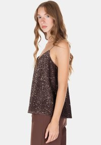 Top in paillettes con spalline sottili, caratterizzato da un colore bronzo scuro scintillante e un design ampio e fluente. Texture liscia, senza motivi visibili.