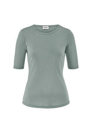 Schlichtes, kurzärmeliges, figurnahes Damen-T-Shirt in Salbeigrün mit rundem Halsausschnitt und sichtbarem Etikett am Kragen.