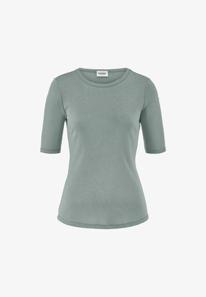 Schlichtes, kurzärmeliges, figurnahes Damen-T-Shirt in Salbeigrün mit rundem Halsausschnitt und sichtbarem Etikett am Kragen.