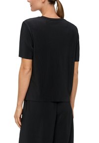 Czarny prążkowany top z krótkim rękawem, okrągłym dekoltem i luźnym krojem, z teksturowaną powierzchnią i rękawami o średniej długości.