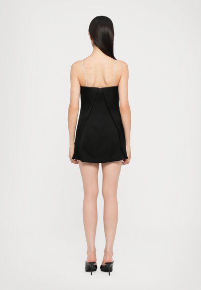 Sort satin kjole med tynde, justerbare stropper og en tætsiddende bodice. Har en let flare ved kanten, hvilket skaber en strømlinet silhuet.