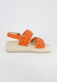 Pomarańczowe plecione sandały z dwoma szerokimi paskami, wyściełaną podeszwą i beżową gumową platformą. Posiadają regulowany pasek na kostce.