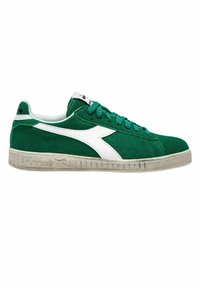 Sneaker in suede verde con accenti in pelle bianca e suola in gomma grigia testurizzata. Presenta lacci rotondi e un'etichetta con il marchio sulla linguetta.