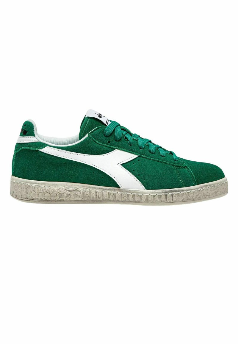 Sneaker in suede verde con accenti in pelle bianca e suola in gomma grigia testurizzata. Presenta lacci rotondi e un'etichetta con il marchio sulla linguetta.