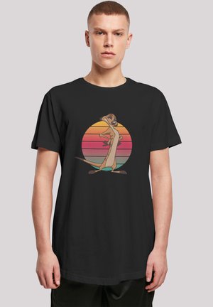 Svart bomull T-skjorte med en tegneseriefigur foran et flerfarget solnedgangsdesign med rosa, oransje og gule striper.