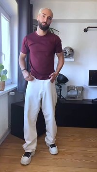 T-shirt ajustado em bordeaux, calças largas brancas e sapatilhas brancas com detalhes pretos. Tecido suave, corte descontraído e estilo casual.