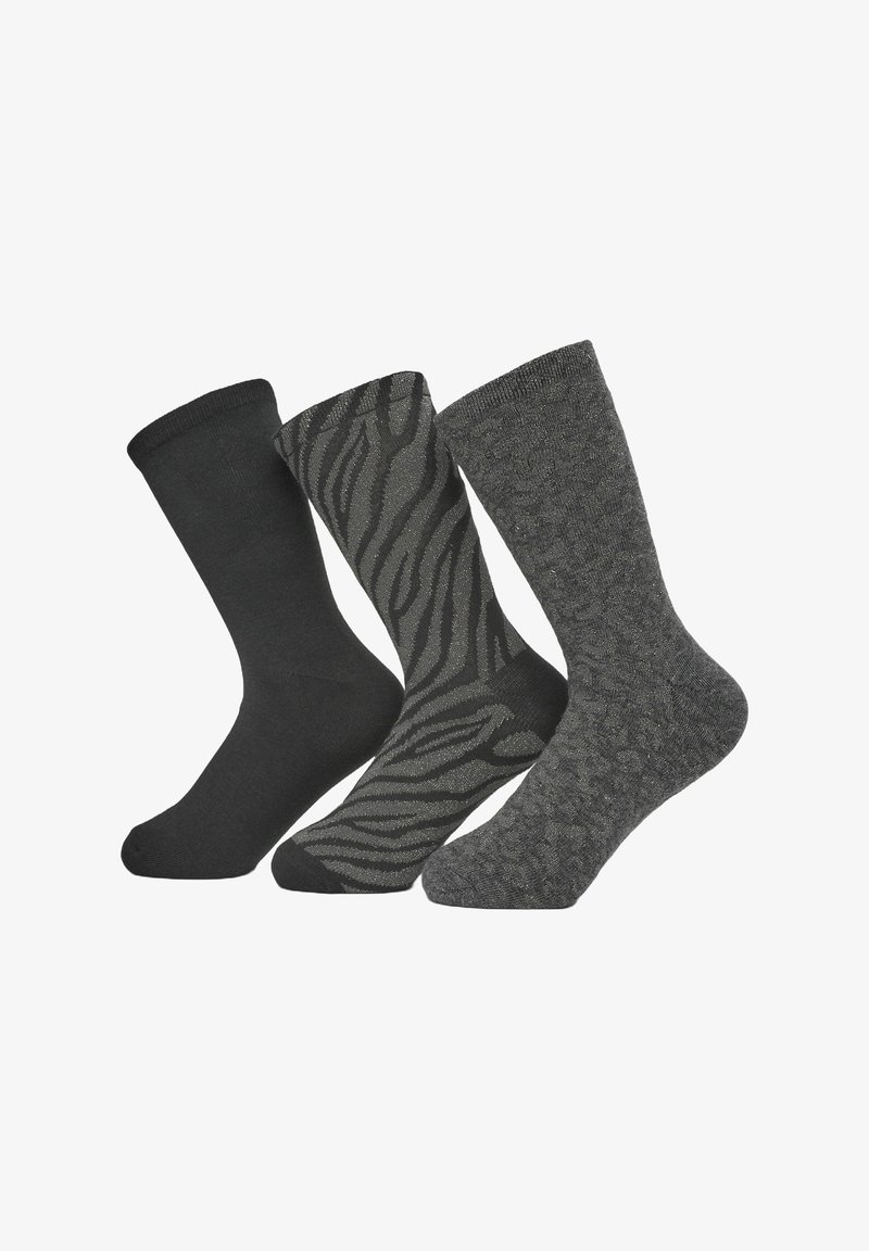 Trzy pary skarpetek: całkowicie czarne, czarne w paski zebry oraz ciemnoszare o teksturowanym wzorze. Wszystkie mają żebrowane mankiety.