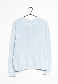 Světlomodrý pletený svetr s kulatým výstřihem, dlouhými rukávy a žebrovanými manžetami a lemem, zavěšený na černém ramínku na bílém pozadí.