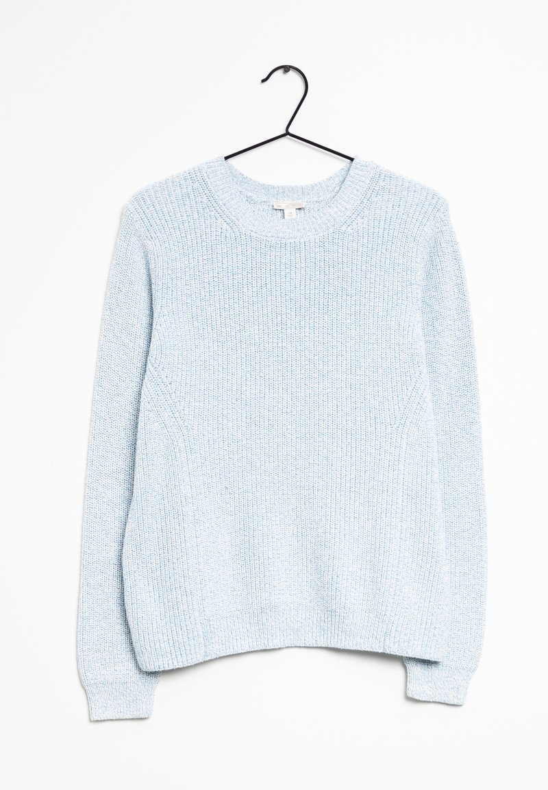 Světlomodrý pletený svetr s kulatým výstřihem, dlouhými rukávy a žebrovanými manžetami a lemem, zavěšený na černém ramínku na bílém pozadí.