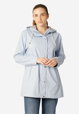 Lichtblauwe waterdichte jas met een capuchon, drukknopen aan de voorkant, verstelbare trekkoorden en twee zijzakken. Soepele textuur, casual ontwerp.
