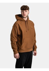 Hnědá mikina vyrobená z bavlněné směsi, s klokaní kapsou, nastavitelnou kapucí se šňůrkou a malou vyšitou logem na hrudi.