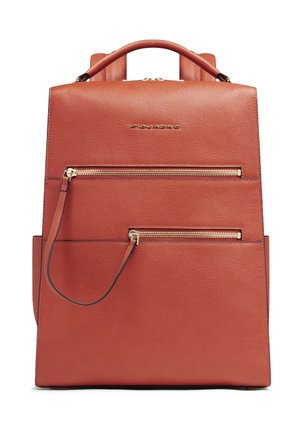 Zaino in pelle marrone con manico superiore, due tasche frontali con cerniera e spallacci regolabili, marchiato con logo "Piquadro" in oro.