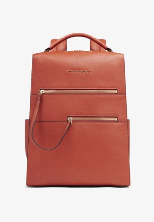 Mochila de cuero marrón con asa superior, dos bolsillos delanteros con cremallera y correas ajustables para los hombros, con el logotipo dorado de "Piquadro".