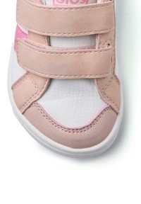 Zapatilla rosa y blanca con un material sintético texturizado, que presenta dos correas de Velcro, punta redondeada y detalles rosas a lo largo de la suela.