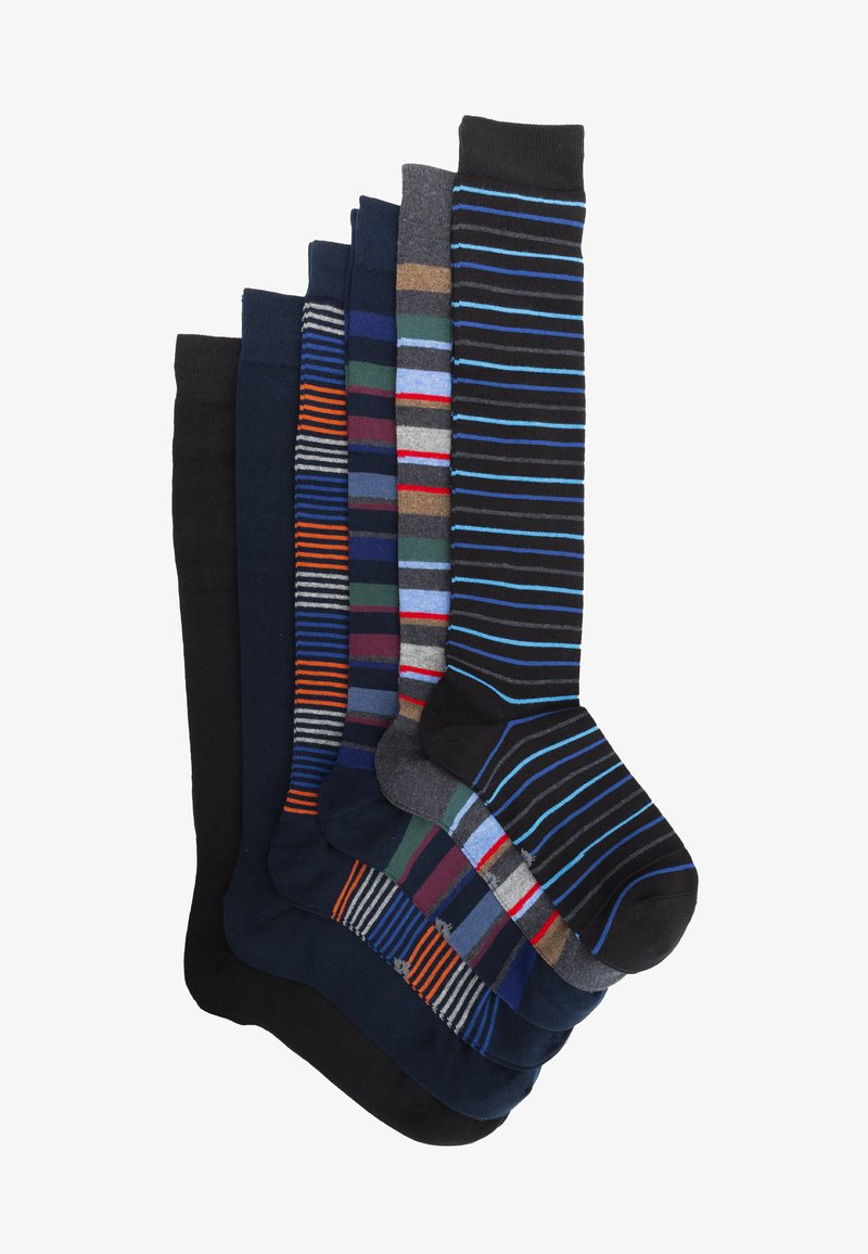 Set aus sechs Paar Socken in verschiedenen dunklen Farben mit mehreren gestreiften Mustern; umfasst einfarbige und gemusterte Designs aus Baumwollmaterial.