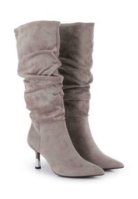 Las botas de tobillo de ante gris presentan un diseño arrugado, punta afilada y un acento metálico en el tacón, ofreciendo un aspecto texturizado y moderno.