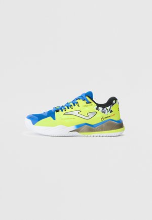 Sportliche Schuhe mit einem lebhaften Obermaterial aus gelbem und blauem Mesh, reflektierenden Akzenten, strukturierten Sohlen und gepolstertem Zwischensohlensupport.