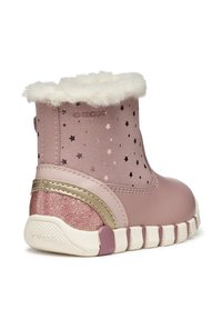 Botín rosa con forro blanco peludo, lados con patrón de estrellas, acentos dorados brillantes y chispeantes, suela de goma con agarre texturizado.
