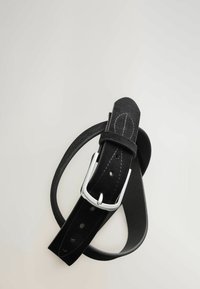 Schwarzer Leder-Gürtel mit glatter Textur, versehen mit kontrastierendem weißen Nähten und einer silbernen Metallschnalle. Gerade Enden mit mehreren Löchern.
