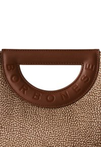 Borsa in pelle marrone con manico a taglio circolare, caratterizzata da testo impresso "BORBONESE", corpo in pelle marrone chiaro texturizzato con un motivo sottile.
