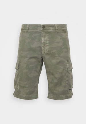 Grüne Cargo-Shorts im Camouflage-Design mit Knopfverschluss und seitlichen Klappentaschen, knielang, lässiger Stil auf weißem Hintergrund.